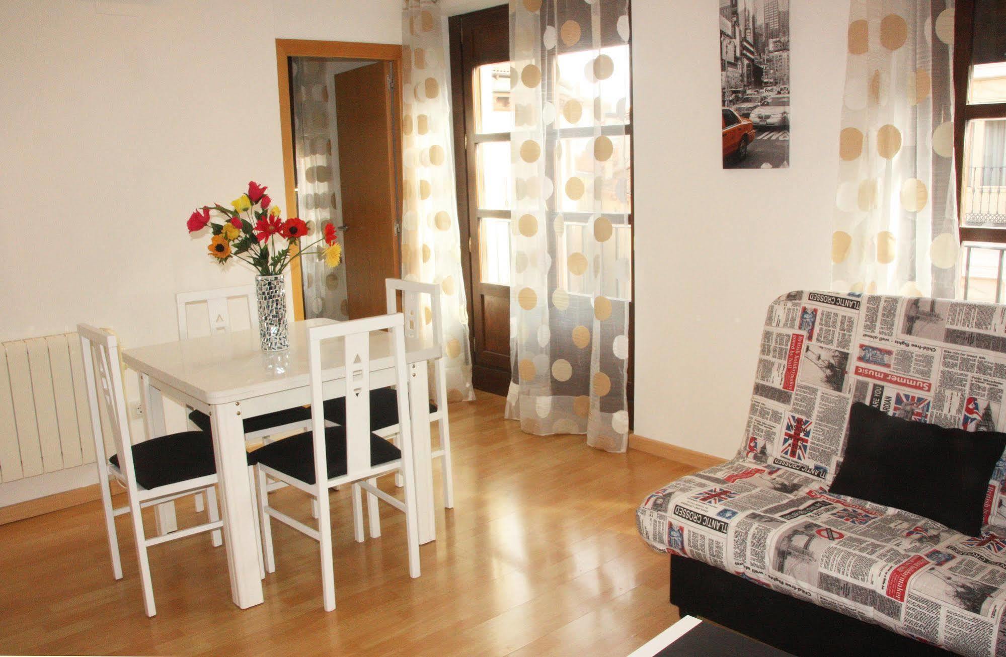 Dos Torres Pilar Suites- Balcones Con Vistas A La Ciudad 萨拉戈萨 外观 照片